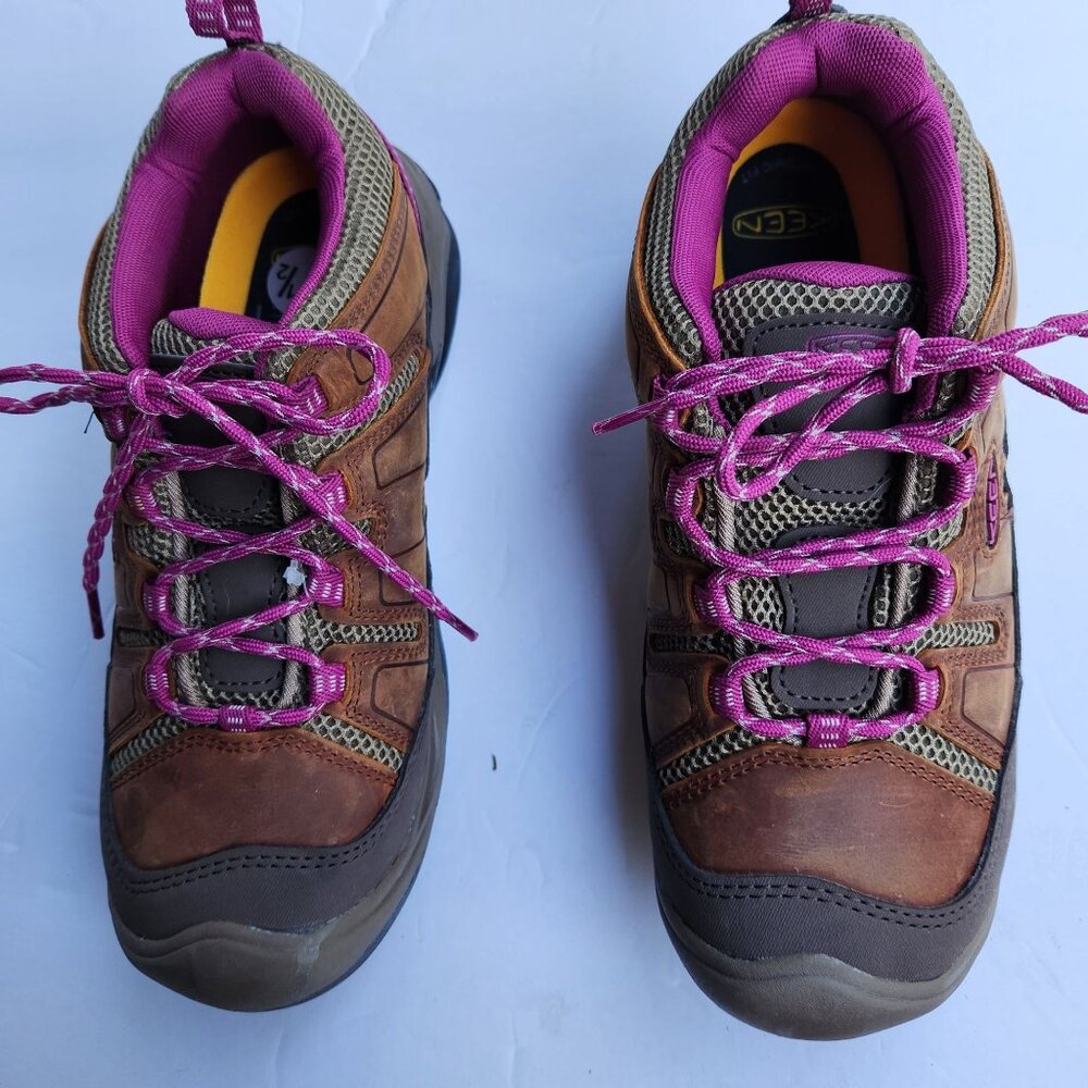Keen Womens 9.5 W Circadia Low Hiking Shoes NWOT Brown Fuchsia Accents